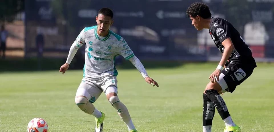 Jugador de Santos Laguna U21 driblando a un oponente