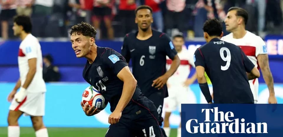 Jugador de Estados Unidos celebra con balón en mano