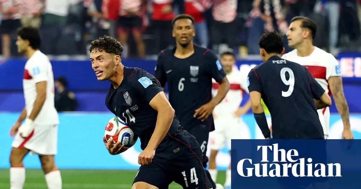 Jugador de Estados Unidos celebra con balón en mano