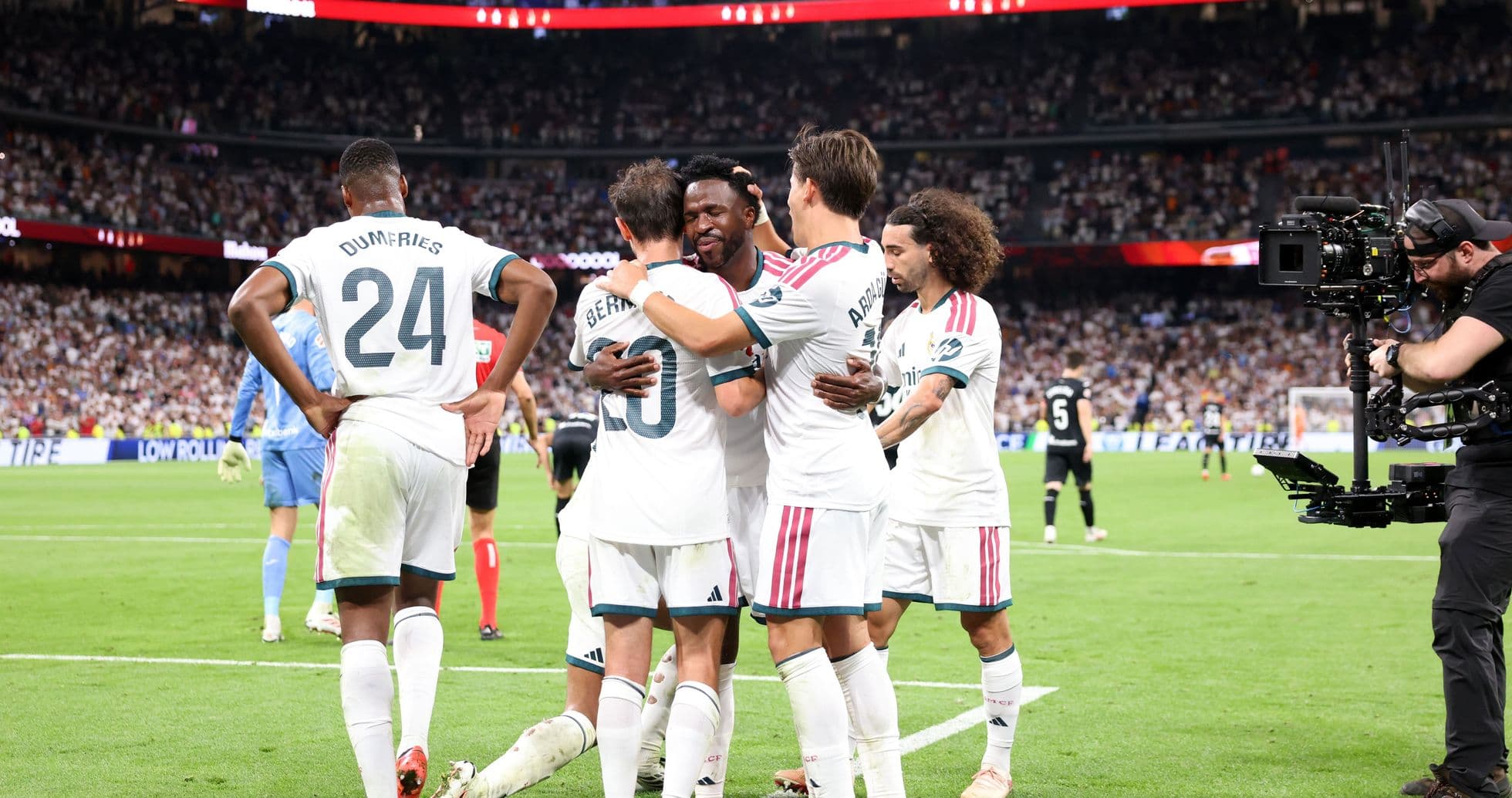 Jugadores celebrando un gol en el campo de fútbol