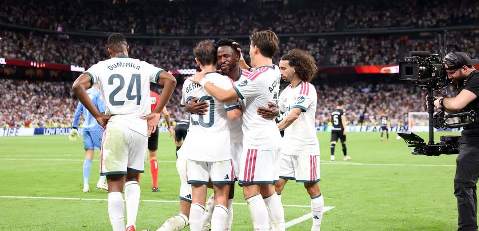Jugadores celebrando un gol en el campo de fútbol