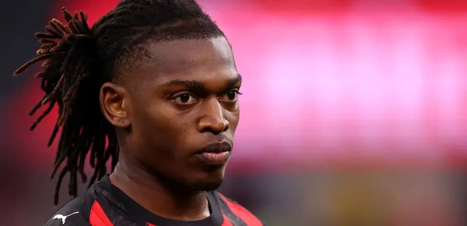 Jugador con trenzas en campo de fútbol