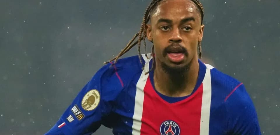 Jugador de PSG corriendo con balón en el campo