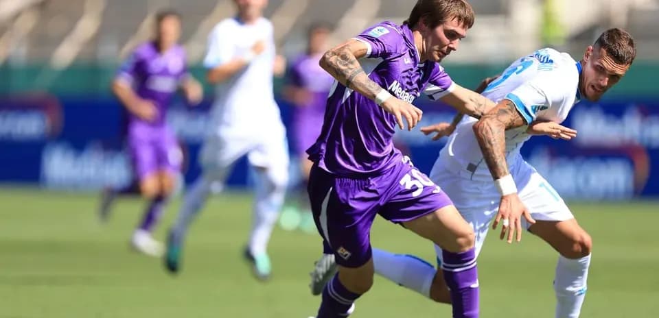 Jugador de Fiorentina desafiando a un jugador de Napoli
