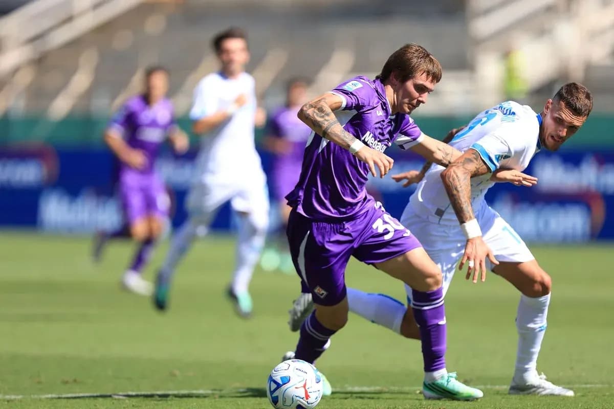 Jugador de Fiorentina desafiando a un jugador de Napoli