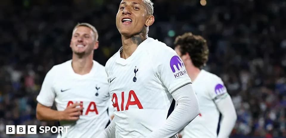 Jugadores de Tottenham celebrando un gol en partido