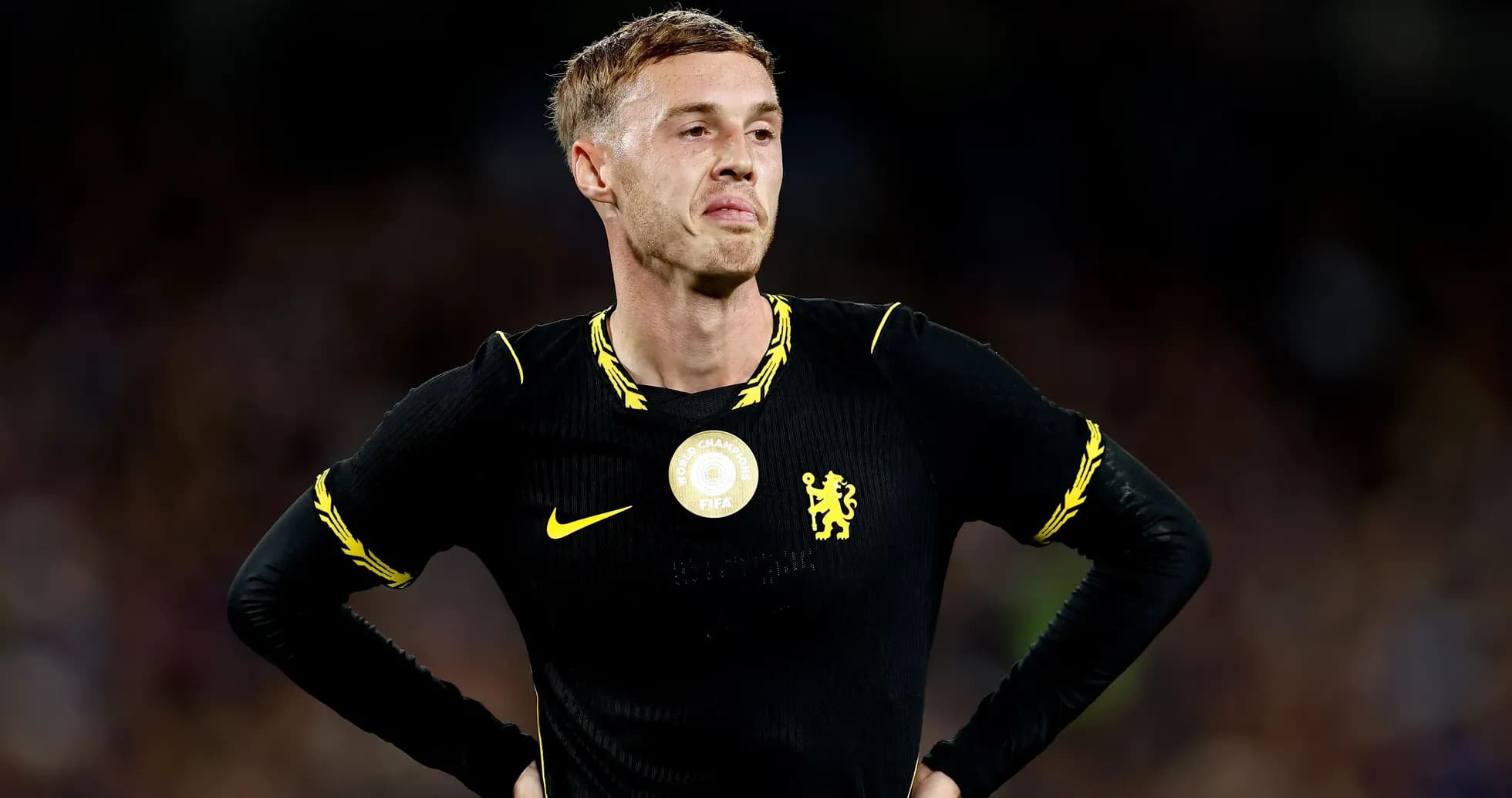 Jugador de Chelsea en uniforme negro durante partido