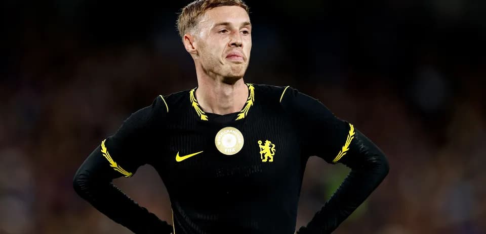 Jugador de Chelsea en uniforme negro durante partido