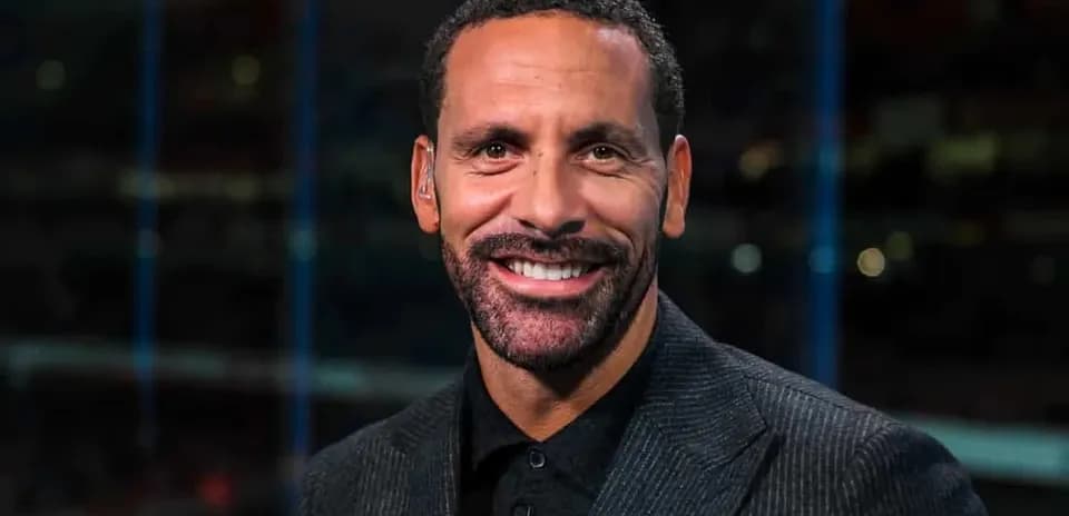 Analista sonriente en un set de televisión deportivo