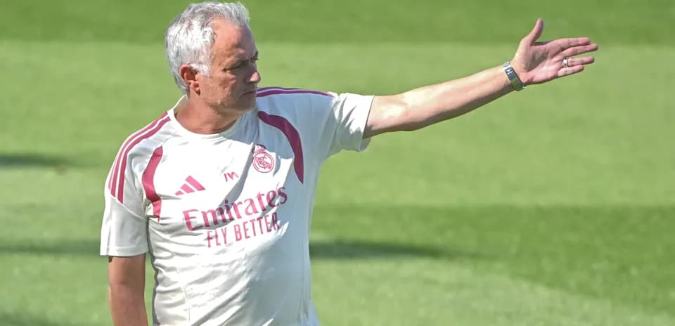Entrenador dirigiendo la sesión en el campo