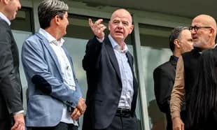 Grupo de personas conversando en un evento deportivo