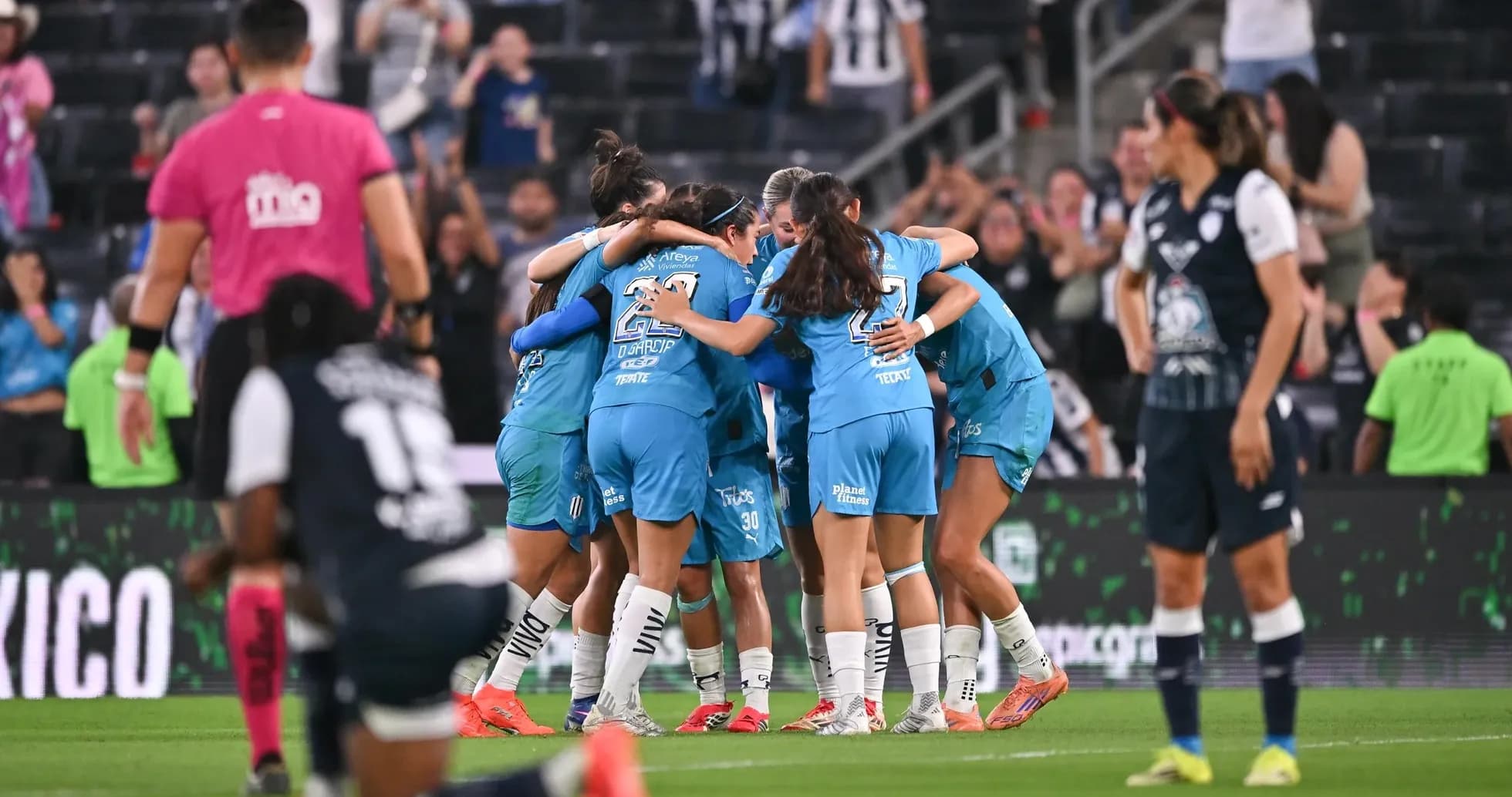 Jugadoras de Monterrey W celebrando un gol