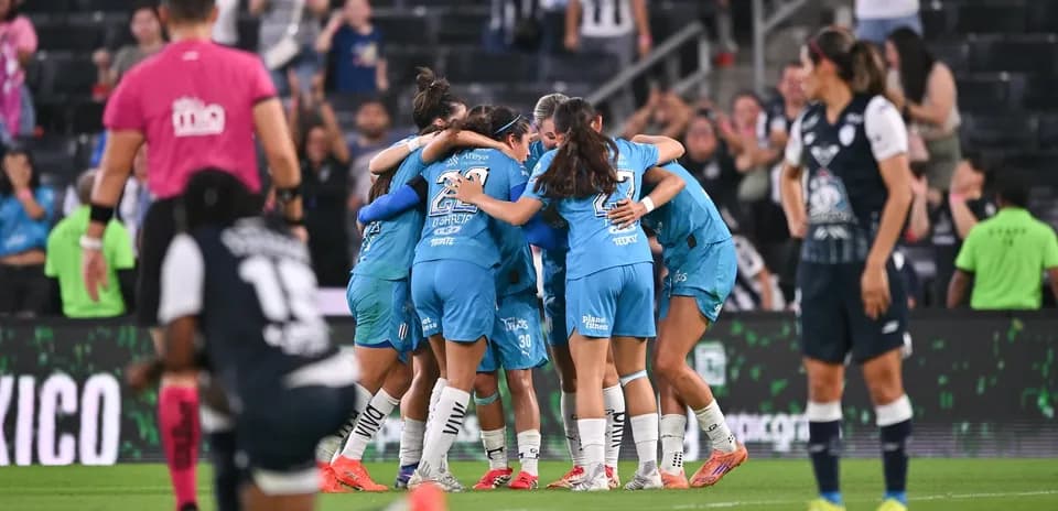 Jugadoras de Monterrey W celebrando un gol