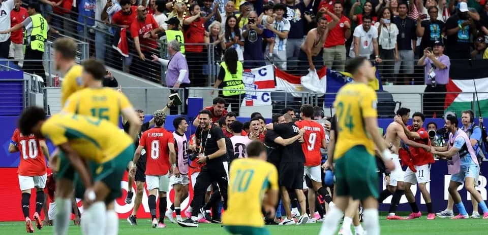 Jugadores de Egipto celebrando con aficionados en estadio