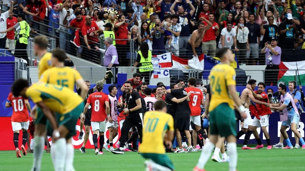 Jugadores de Egipto celebrando con aficionados en estadio