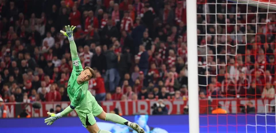 Portero lanzándose para detener un tiro en partido