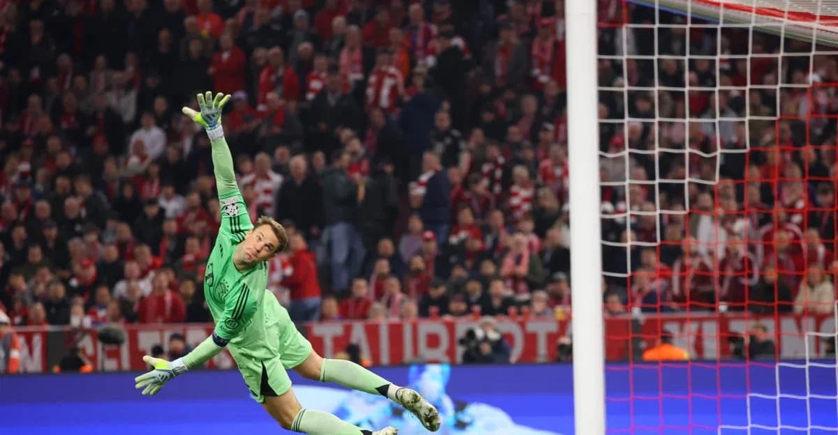 Portero lanzándose para detener un tiro en partido