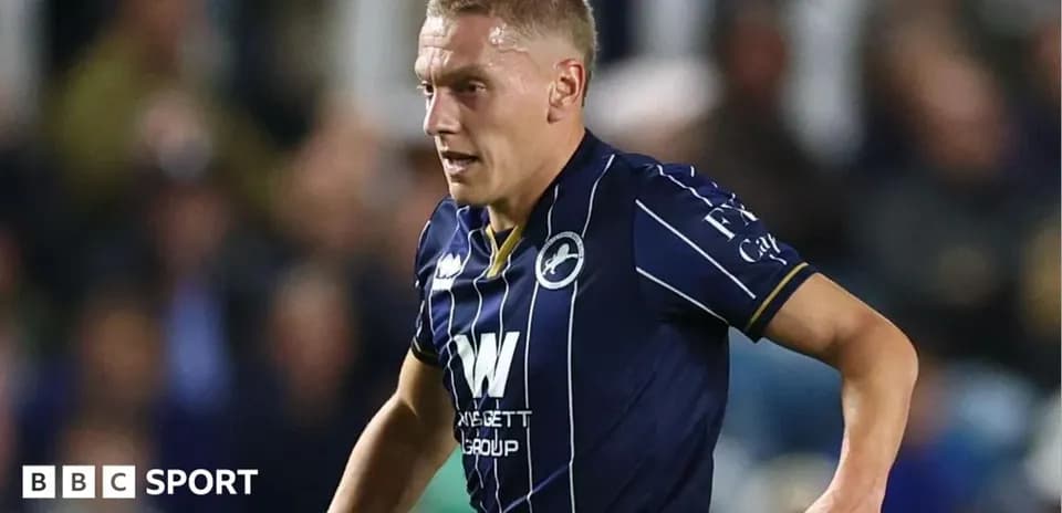 Jugador corriendo con uniforme de Millwall en el campo