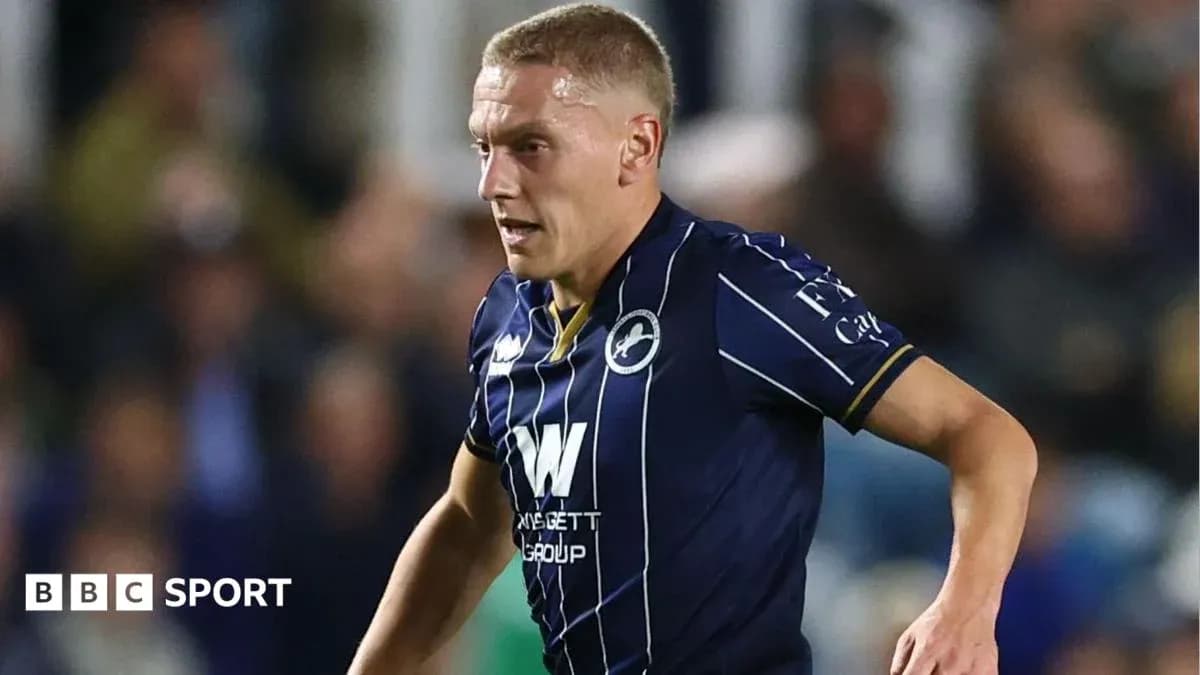 Jugador corriendo con uniforme de Millwall en el campo