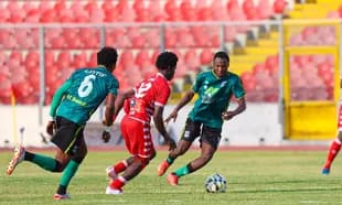 Jugadores persiguiendo el balón en un partido de fútbol
