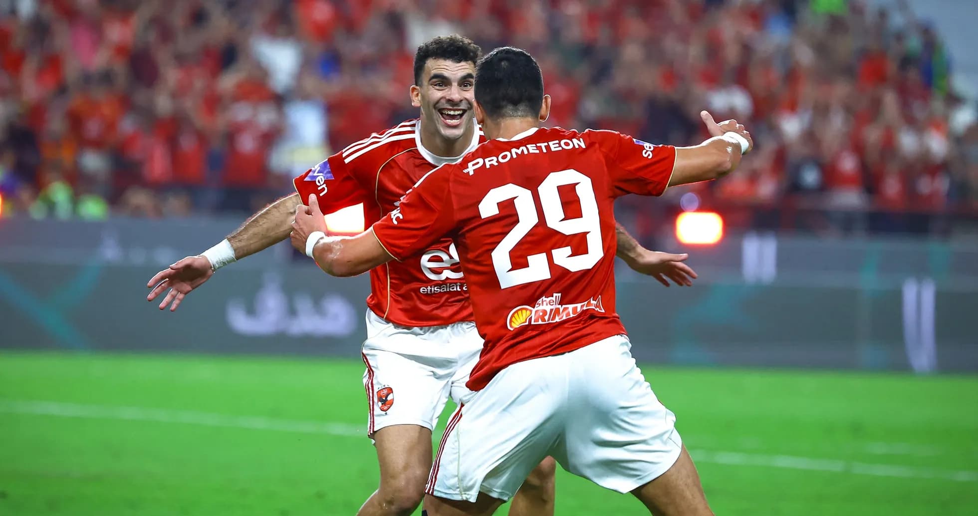 Jugadores celebrando un gol en el estadio