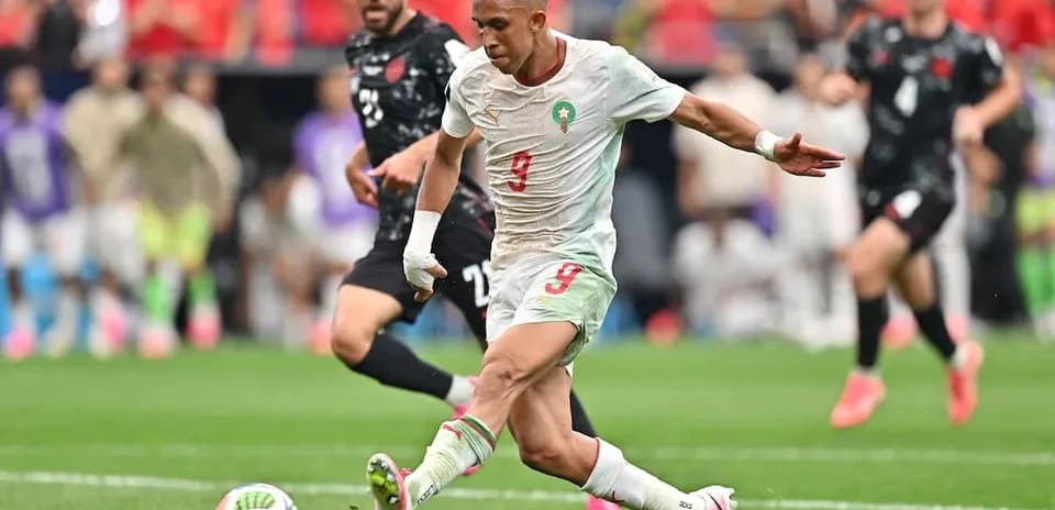 Jugador de Marruecos pateando el balón
