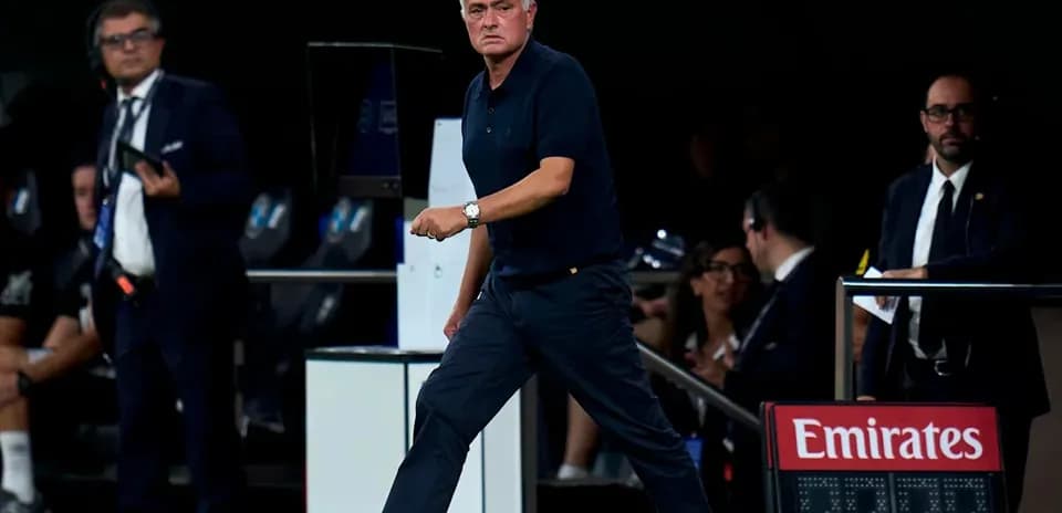 Entrenador caminando por la banda durante el partido