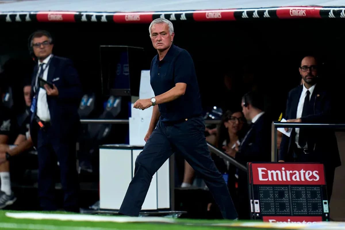 Entrenador caminando por la banda durante el partido