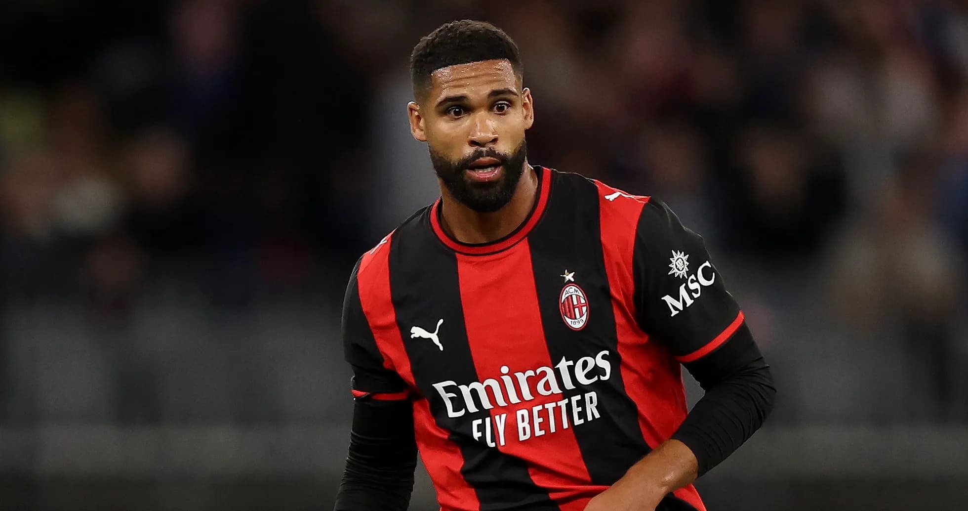 Jugador de AC Milan en acción durante partido