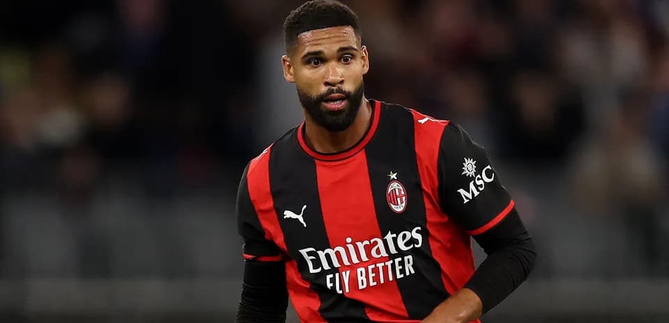 Jugador de AC Milan en acción durante partido
