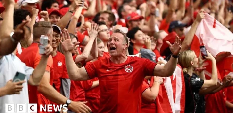 Aficionados animando con camisetas rojas en estadio