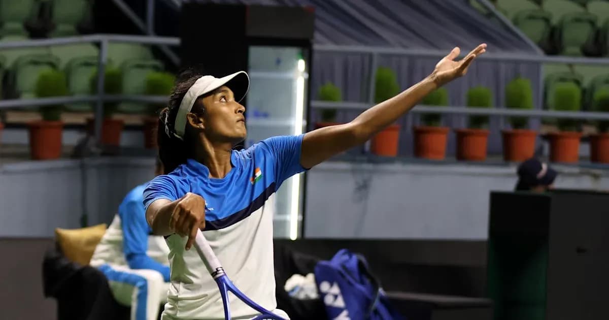 Jugadora de tenis lanzando la pelota para servir
