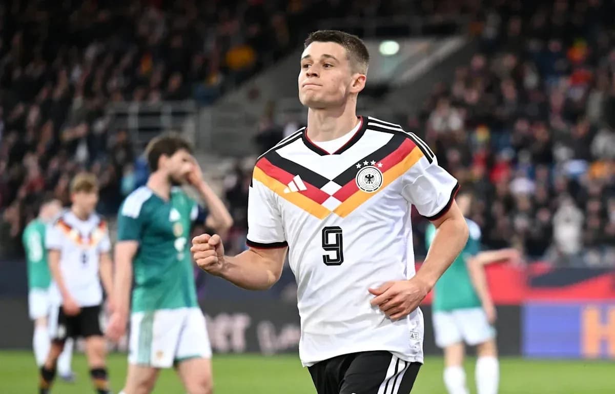 Jugador alemán celebrando durante un partido de fútbol
