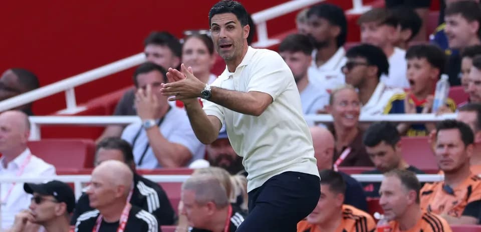 Entrenador dirigiendo desde la línea de banda