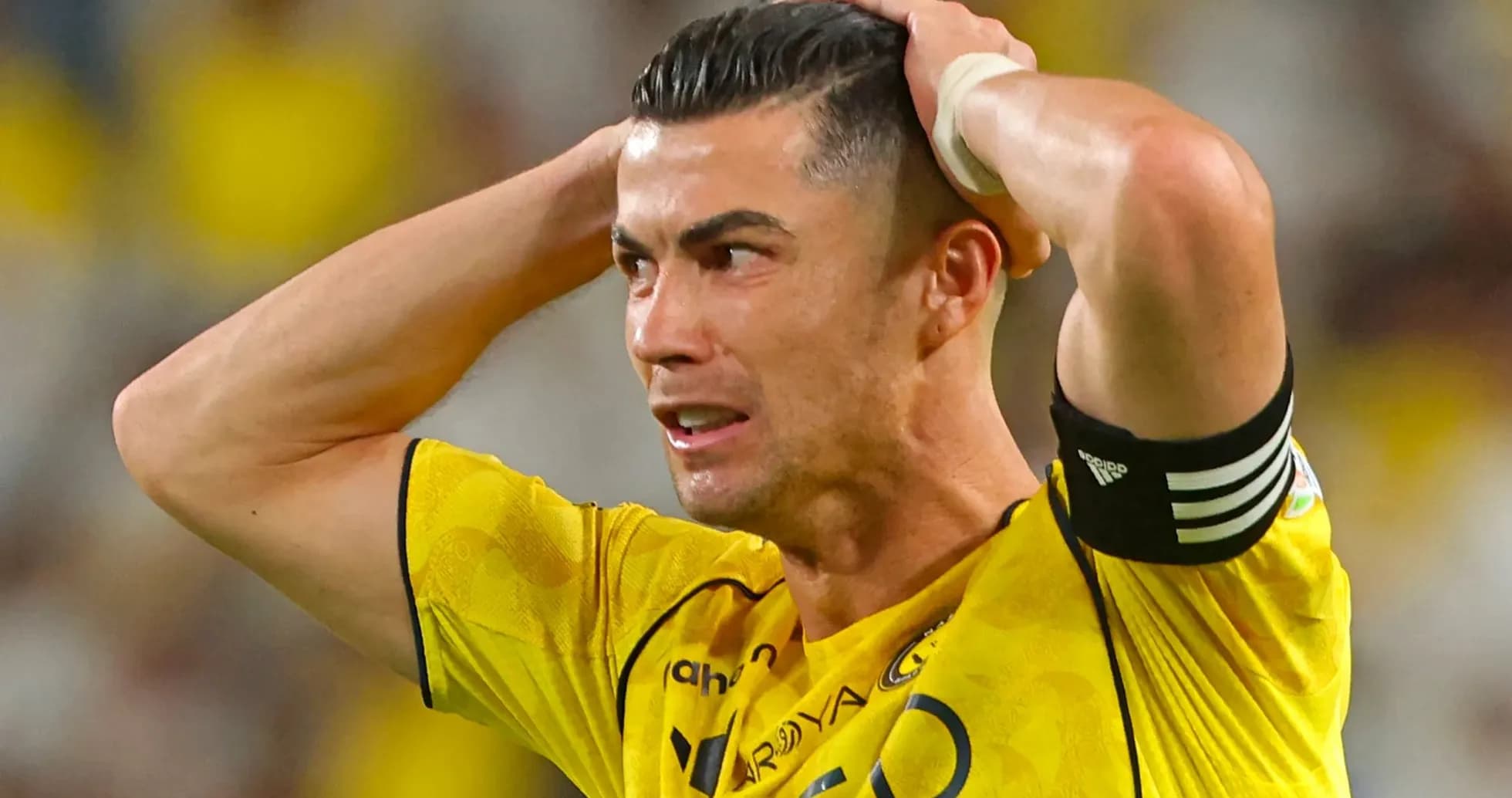 Jugador con camiseta amarilla se toma la cabeza