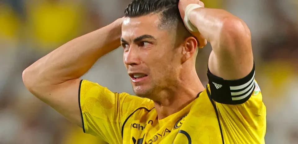 Jugador con camiseta amarilla se toma la cabeza
