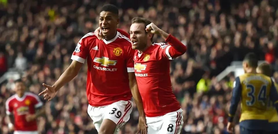 Jugadores de Manchester United celebrando un gol