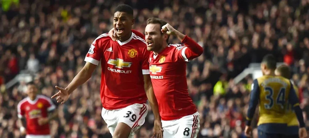 Jugadores de Manchester United celebrando un gol