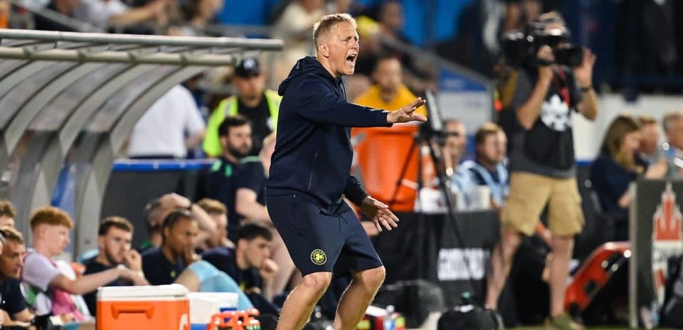 Entrenador dirigiendo a su equipo desde la banda