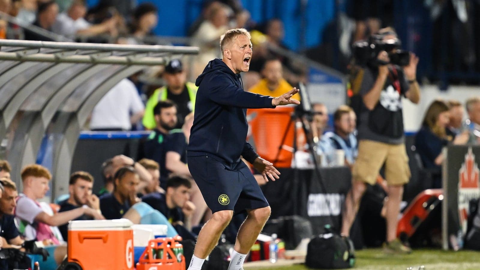 Entrenador dirigiendo a su equipo desde la banda