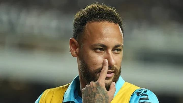 Neymar señalando su nariz durante un partido