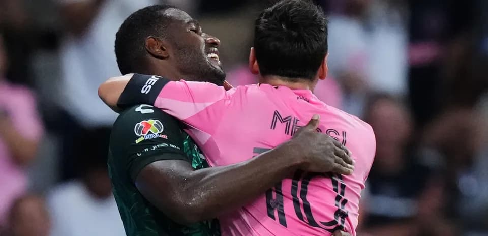 Jugadores abrazándose tras un partido de fútbol