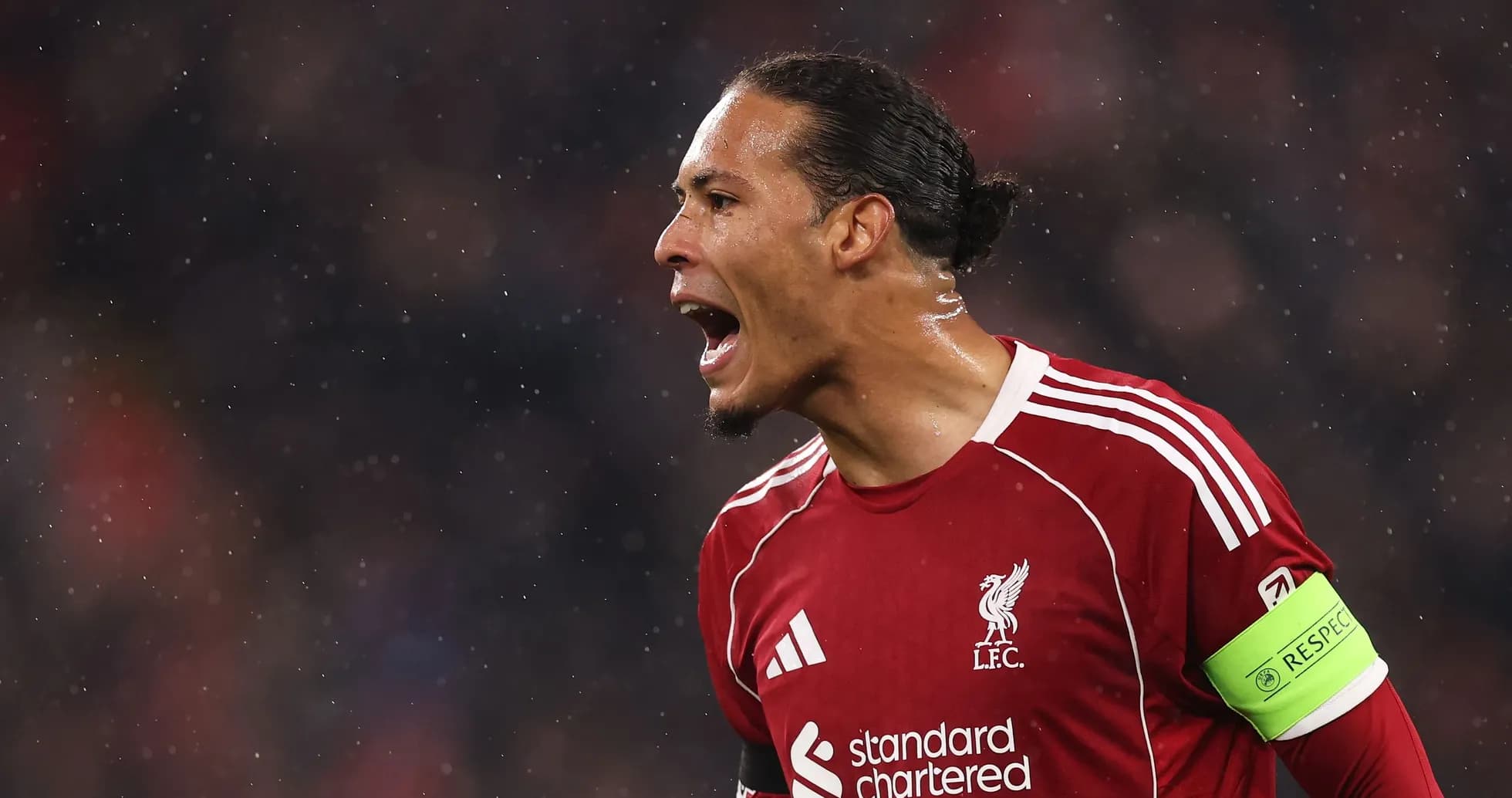 Jugador de Liverpool celebrando con camiseta roja
