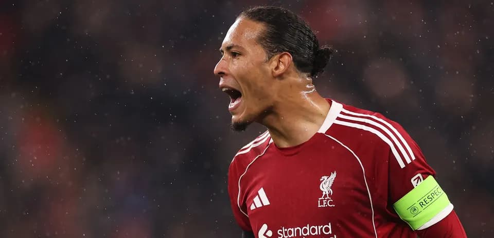 Jugador de Liverpool celebrando con camiseta roja
