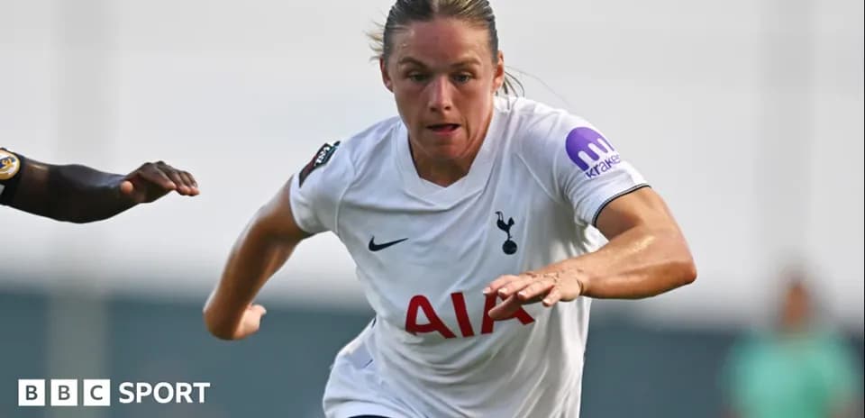 Jugadora de Tottenham corriendo con el balón en el campo