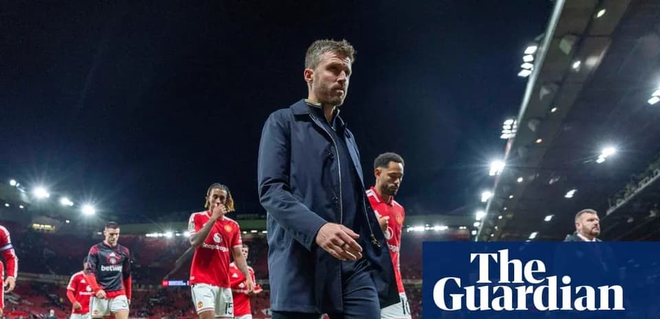 Entrenador y jugadores de Manchester United saliendo del campo