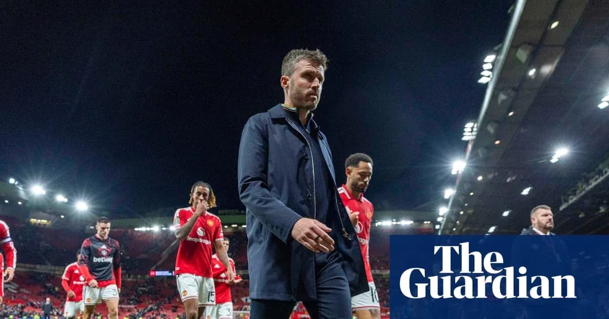 Entrenador y jugadores de Manchester United saliendo del campo