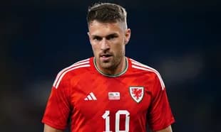 Jugador de Gales en camiseta roja durante el partido