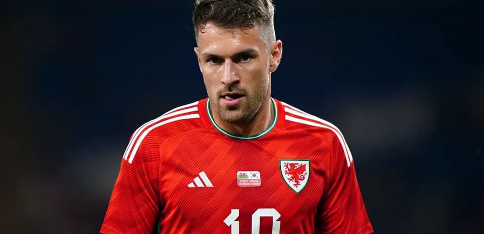 Jugador de Gales en camiseta roja durante el partido