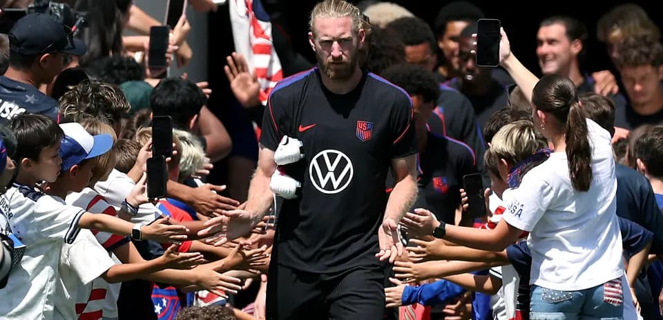 Jugador de EE. UU. saludando a los fanáticos